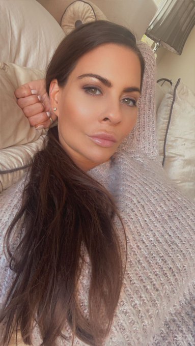 Chilled Sunday home vibes #cosy #jumper https://t.co/zozsJTYcQf<a href="/tag/cosy"class="tags">#cosy</a><a href="/tag/jumper"class="tags">#jumper</a>