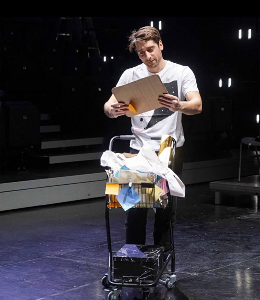 Bu akşam Alan Kadıköy’de Harika Şeyler Listesi oyununu izledim. Seyircinin de metne dahil olduğu keyifli bir oyun izledim. Tek kişilik oyunlarda anlatıcılık belli bir noktada olmalı. Bence Bora Akkaş o noktadaydı.