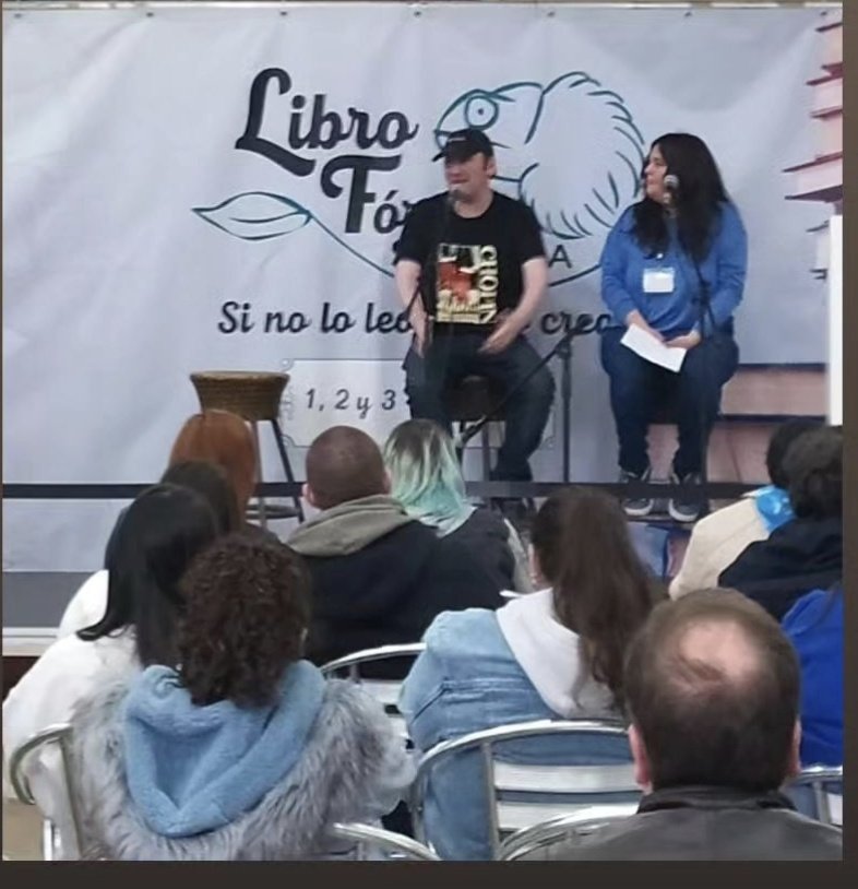 MariaLeivag's tweet image. Ha sido un placer enorme el poder presentar/entrevistar al maravilloso @FranciscodPaula  y de poder estar en el Meet &amp;amp;Greet por el #LibroForumSevilla, 

las experiencias han sido una pasada gracias a @KmleonBooks, algo que voy a recordar siempre... Más admiración hacia él 💙