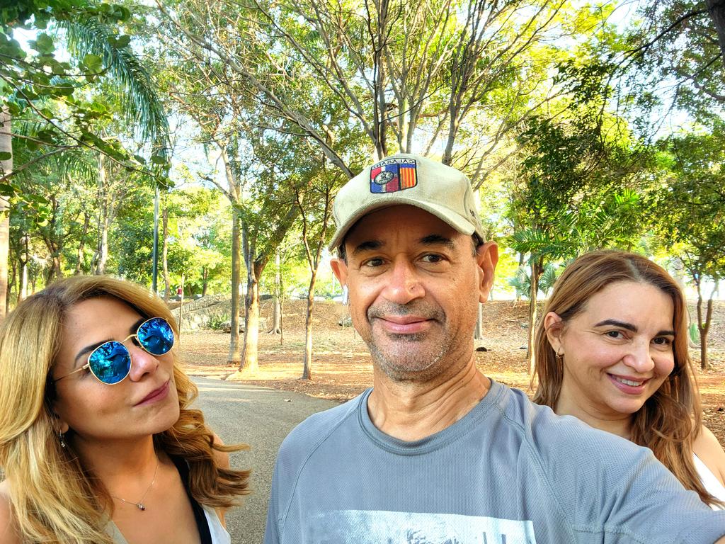 Selfie with friends at the park!
#ArtistOnTwitter #photo #sundayvibes #enriquilloamiama
