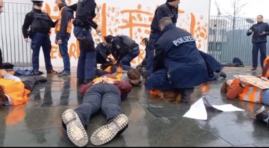 terrorsaitan's tweet photo. Völlig normal, dass das Bullenschwein sich hier auf den Kopf von der Aktivistin kniet.
#LetzteGeneration https://t.co/5L53wD3idk