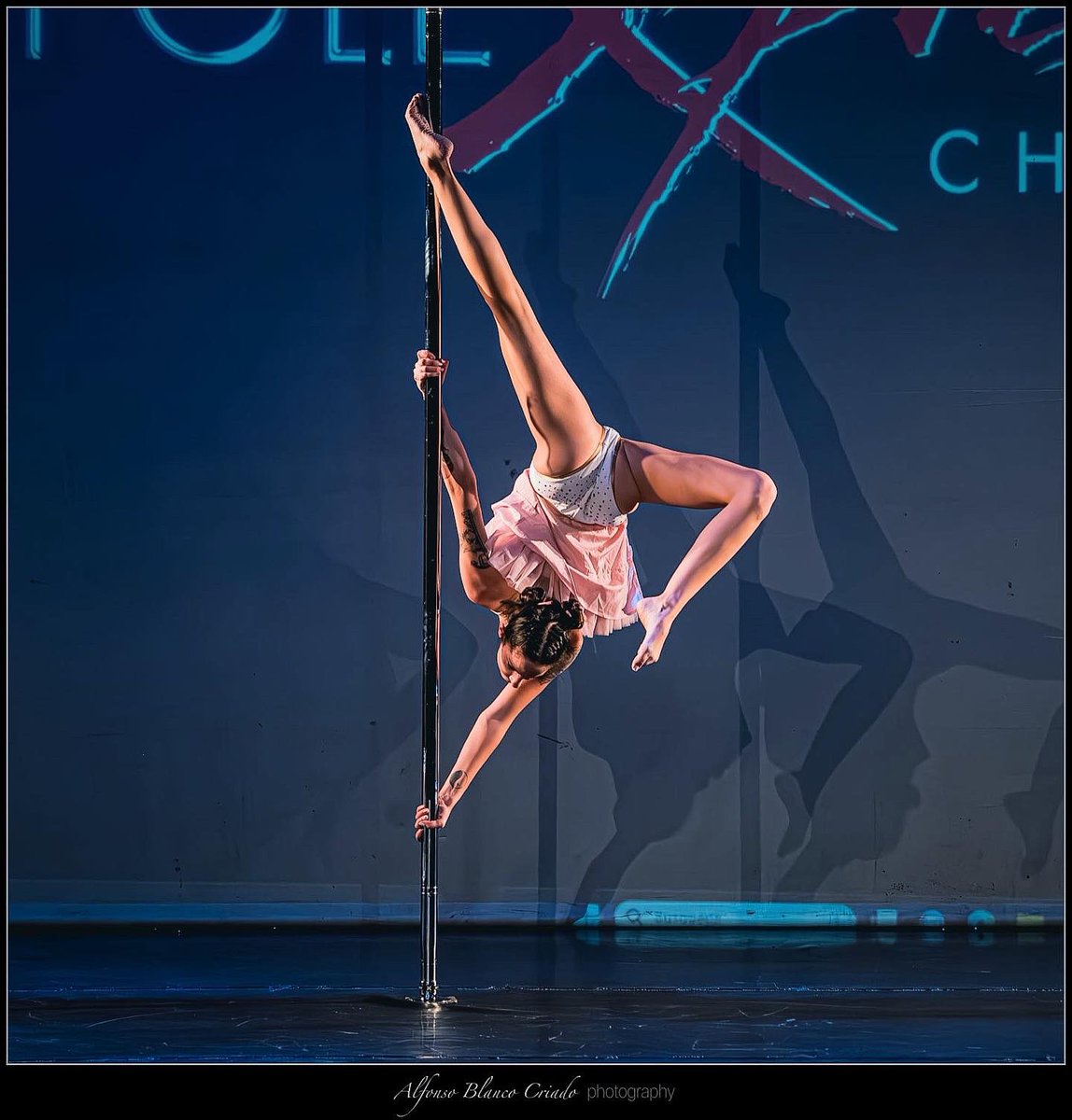 Sencillamente espectacular 

💃: @suky_in_the_air 
📍: @polexpression 

#poleart #poleshapes #polemoves #poleinspiration #polemotivation #poledancer #poledancerinstagram #polephoto #polefitness #poledancer #polelove #polexpression #polexpressionchampionship #pole #poledance