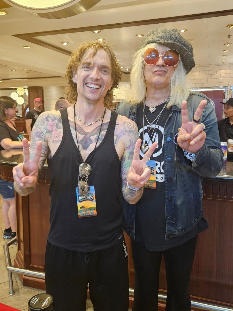Bamboozling @JustinHawkins into attending @EnuffZnuff gig tonight @MonstersCruise @thedarkness @MonstersOfRock