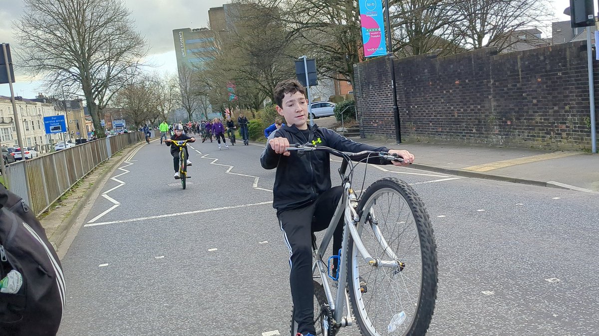 Well that was fun! Big thanks to  <a href="/domwhiting/">Domonic</a> for getting so many people on bikes in Southampton! We had a great time riding down with a few familyofeom Montys and joining in the chaos 🤣😬🚴🕺🚴💃🚴🕺🚴💃🚴🕺

#domwhiting #drumandbassonthebike #cargobikelife
