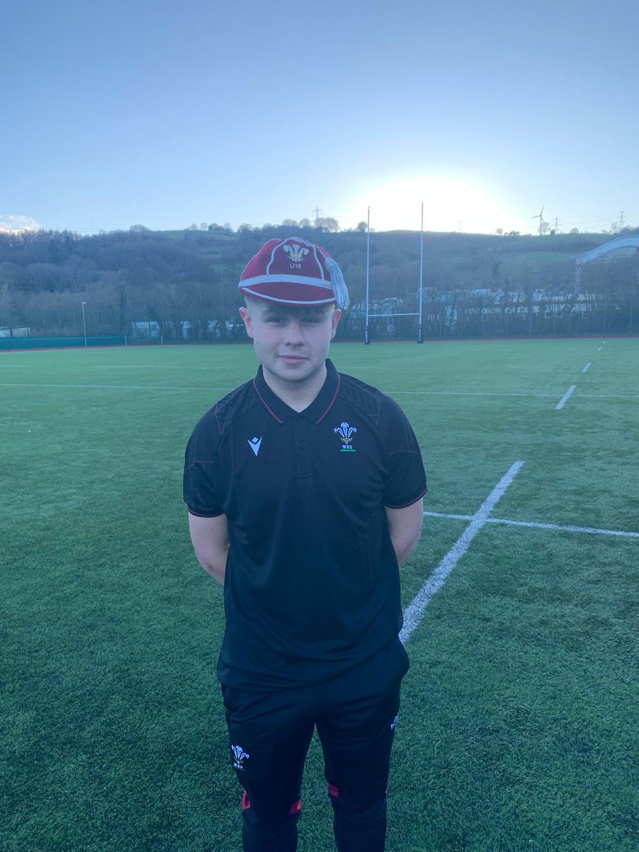 Introducing the newest Welsh International cap with an excellent display for the Under 18s today it’s @Jones_Carwyn1 well done all at the club are proud #Q4L