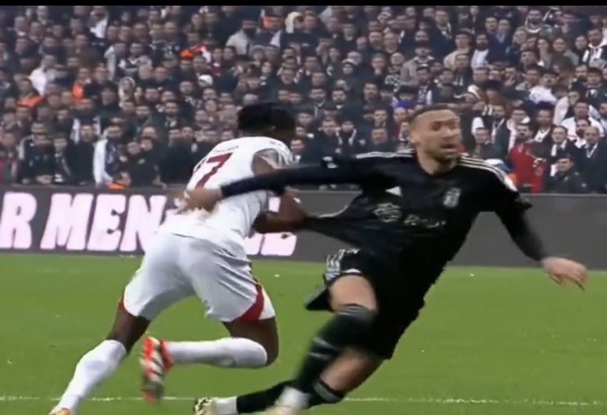 Ben bu futbol ikliminde  artık pozisyon yorumlamıyorum.

Peki sizce aşağıdaki pozisyon nedir  ?

Penaltı ;  RT , 
Penaltı değil : Beğeni