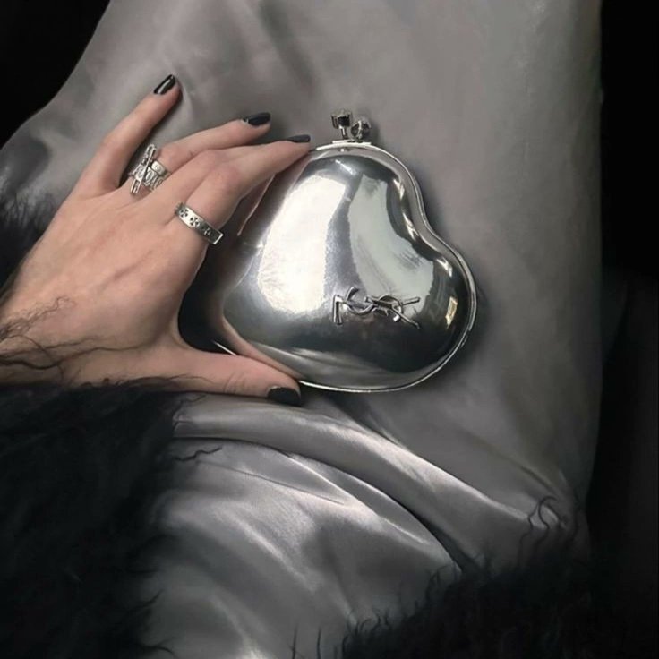 acrossforever's tweet photo. Remember I was your hero, yeah
I'd wear your heart like a symbol https://t.co/oiRUEGva7g
