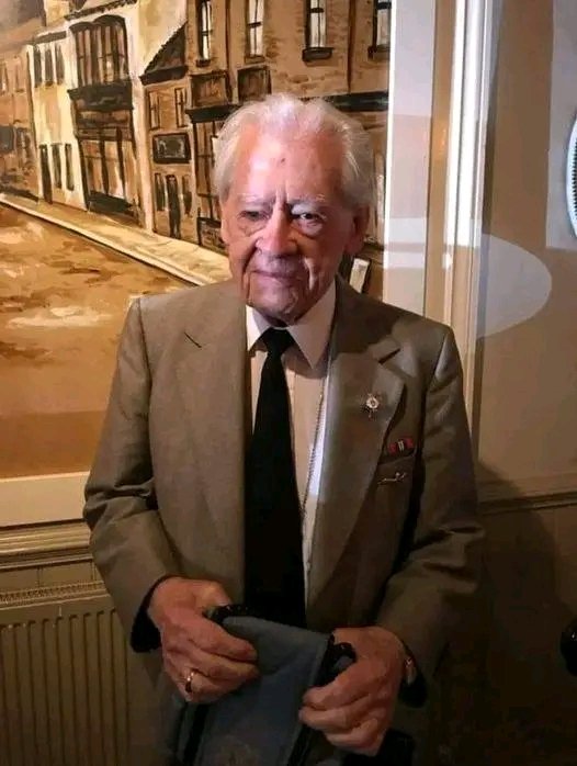 fopminui's tweet image. "This is Ted he is a 96 year old WW2 veteran. He came into my pub today for his lunch. I couldn't help but notice his medals I just had to go and ask him about his life and say thank you for his service to our country. He became really overwhelmed and cried. He said 'thank you…