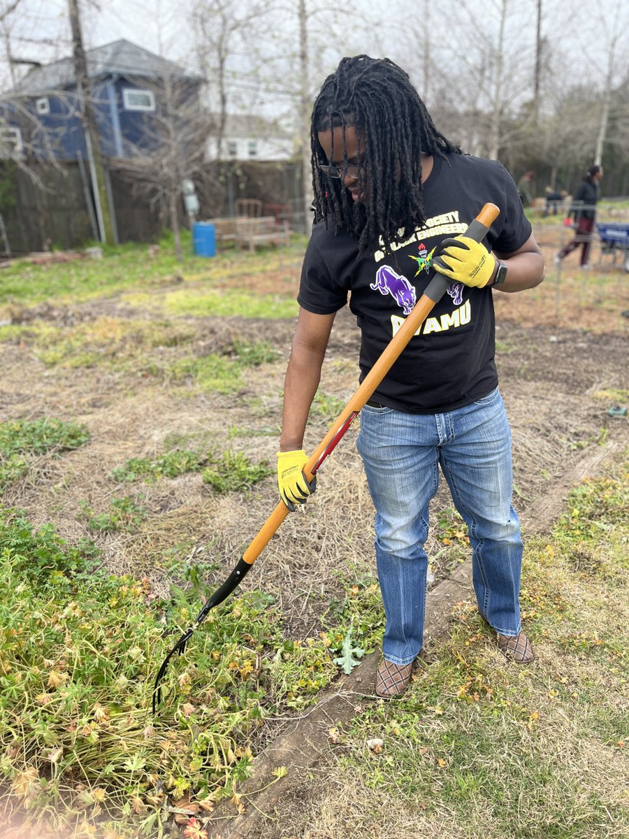 Serving in the H😎: Yesterday we had a great time with <a href="/UH_NSBE/">UH NSBE</a> and <a href="/TxSU_NSBE/">Texas Southern NSBE</a> to partner with DOW to volunteer at Blodgett Urban Garden! Always a great time to serve🫡!