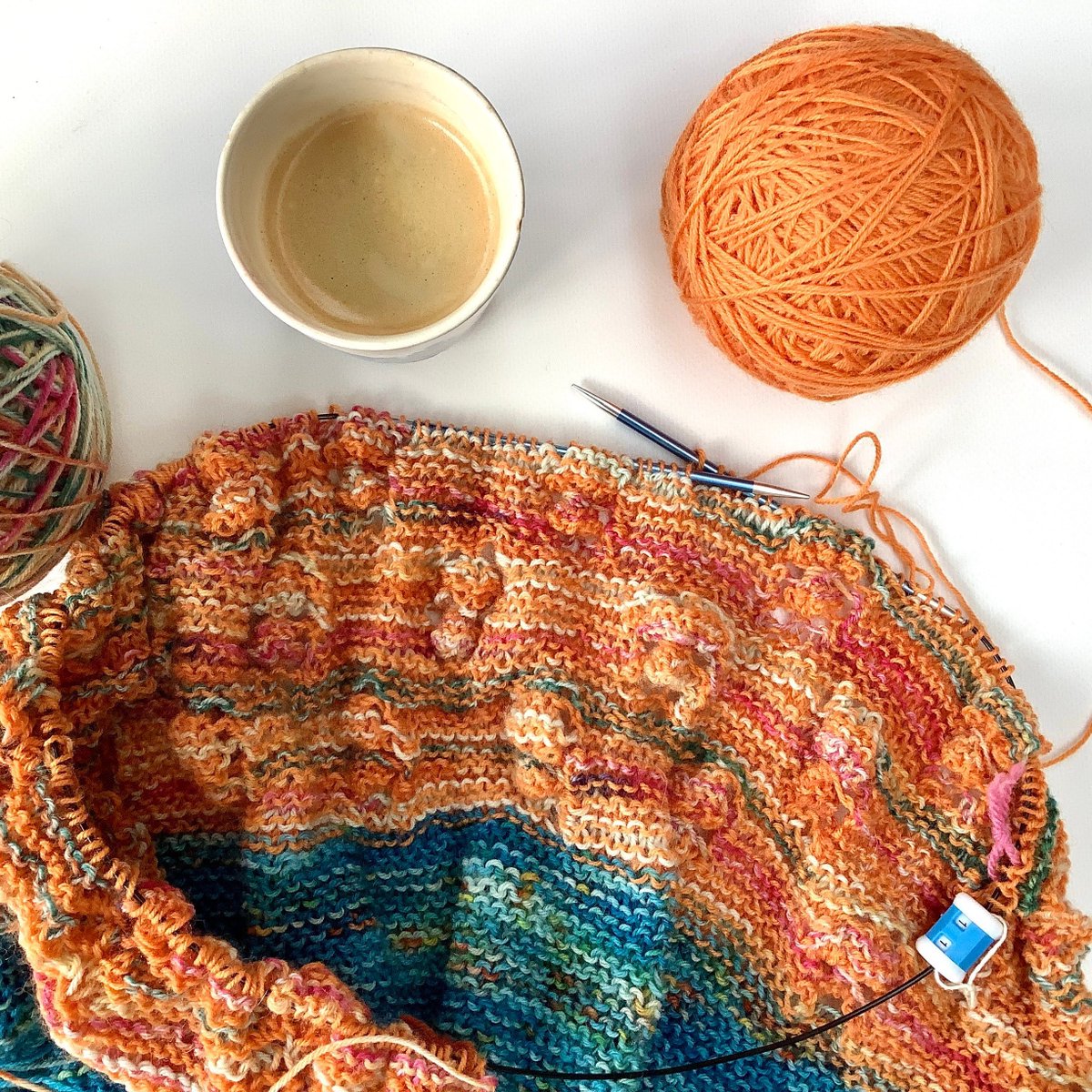 VischLa's tweet image. The fishy border for this shawl is still in progress. I think I&apos;ll work a total of 5 sections of fish. This odd number is more appealing to me than ending with an even number of vertical repeats. Choices, choices! 🤔

#LaVischDesigns #Knitting #KnitterProblems #ShawlKnitting