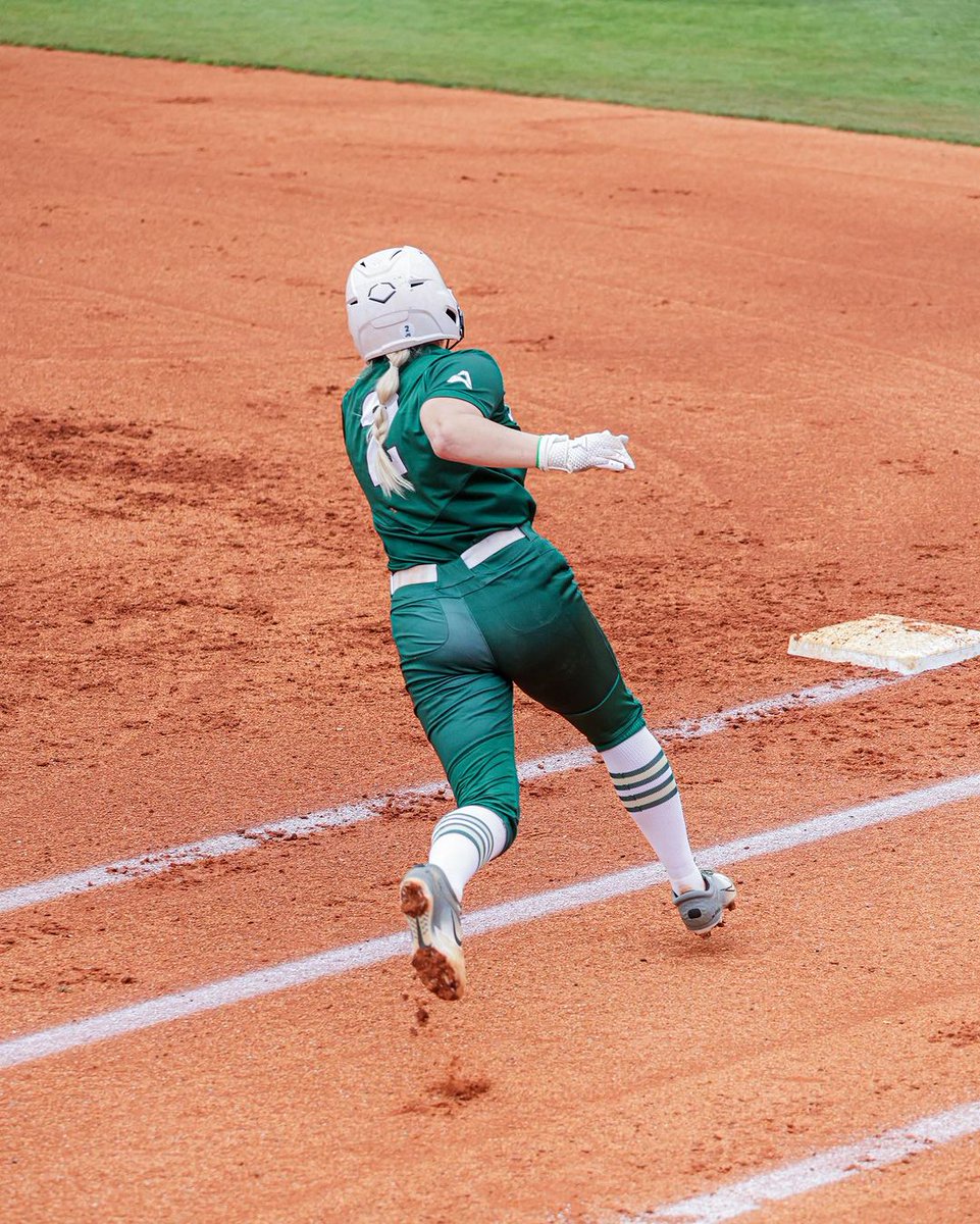 BIG TIME WIN FOR THE DOLPHINS 🐬

Jacksonville takes down No. 12 Florida State for the fifth time in program history. The final score: 6-5!

#NCAASoftball x 📸 <a href="/JAX_Softball/">Jacksonville Softball 🥎</a>