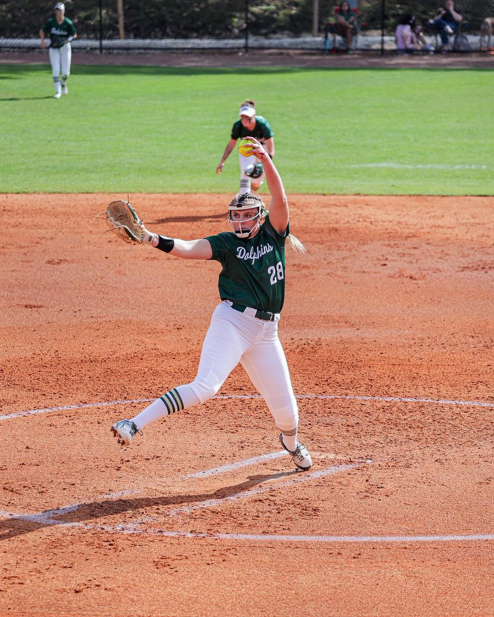 NCAASoftball's tweet photo. BIG TIME WIN FOR THE DOLPHINS 🐬

Jacksonville takes down No. 12 Florida State for the fifth time in program history. The final score: 6-5!

#NCAASoftball x 📸 @JAX_Softball https://t.co/7Sm97lYbkF