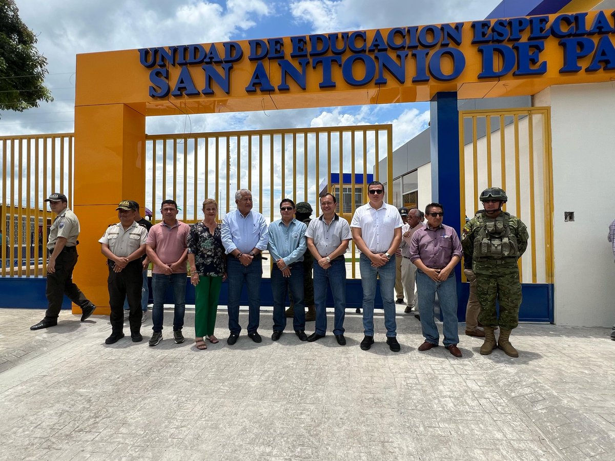 GoberElOro's tweet photo. En #ElGuabo, el gobernador @jimmyblacio_ec, junto con el alcalde @HitlerAlvarezB, visitaron las instalaciones de la Unidad de Educación Básica San Antonio de Padua para verificar los avances de esta importante obra en beneficio de los niños, niñas y jóvenes de este cantón. https://t.co/2ZMNLSC5fU