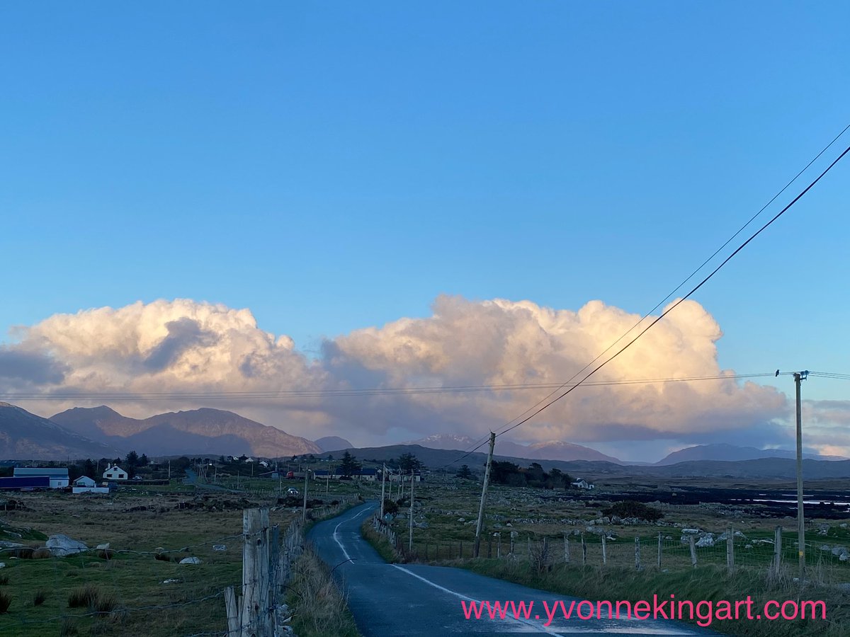 What a beautiful evening in Roundstone today. Those Paul Henry cumulus clouds 🤩 🖼️ 
#GleannCottage #Roundstone 
#Connemara #Ireland #SummerHolidays #Inspiration