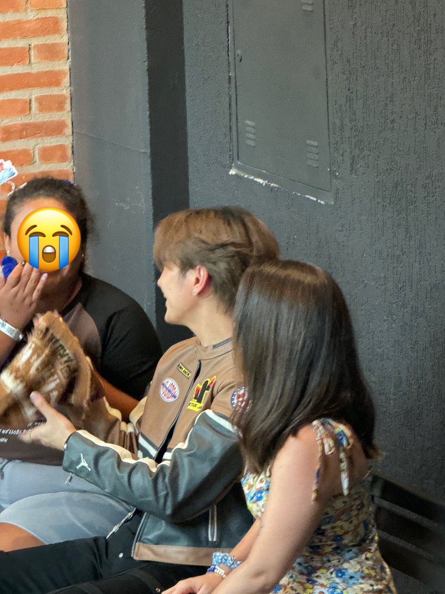 Acabo de tener mi foto con Biu hace unos 20 minutos, aún no puedo dejar de llorar, mi corazón se va a salir, tomó mi mano, me habló, y le pude dar un chullo peruano 😭💙

Nunca me voy a recuperar de esto 😭😭😭

BUILD YOUR DREAM IN BRAZIL
#BuildInBrazilFM
<a href="/JakeB4rever/">BIU.</a>