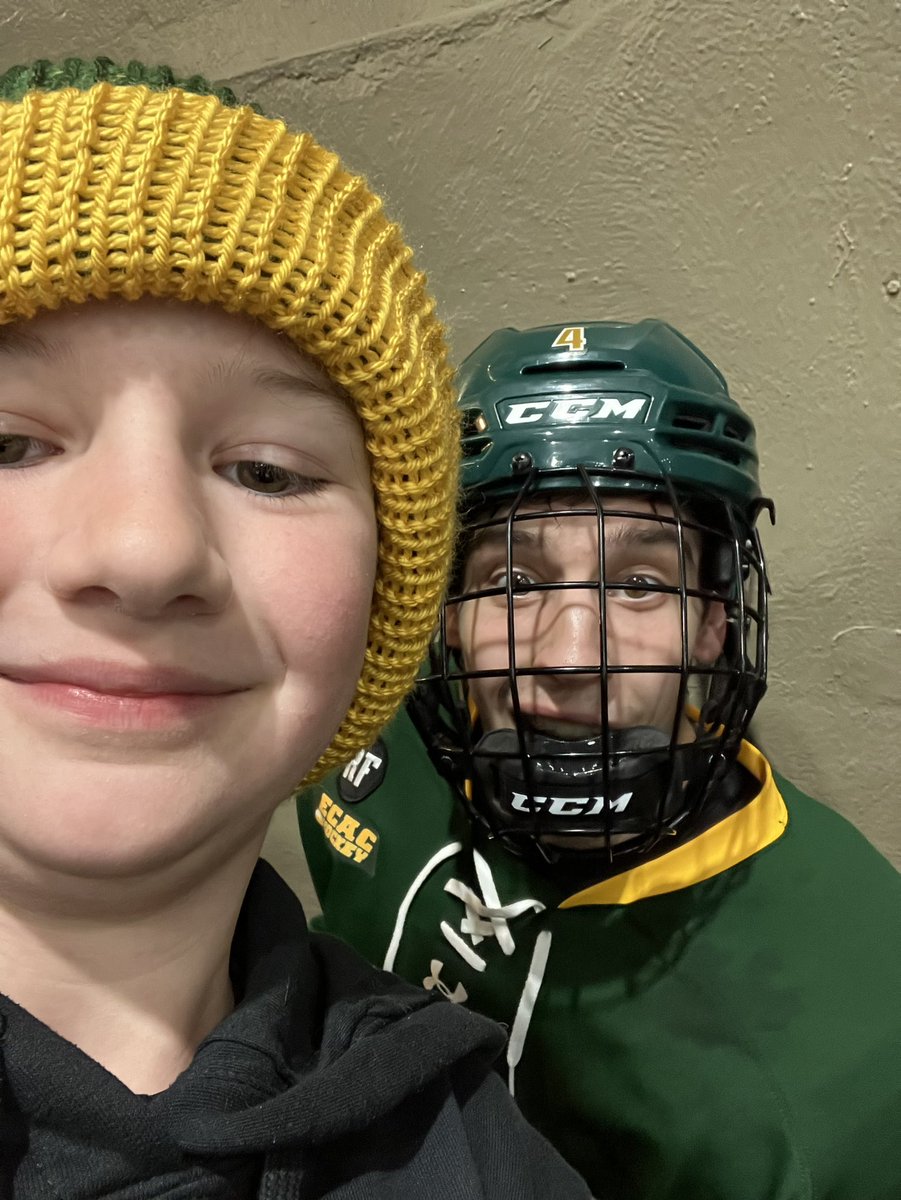 Midgkey's tweet photo. @ClarksonMHockey Stopped for a Selfie on his way to the locker room https://t.co/yNOZt7Nxy4
