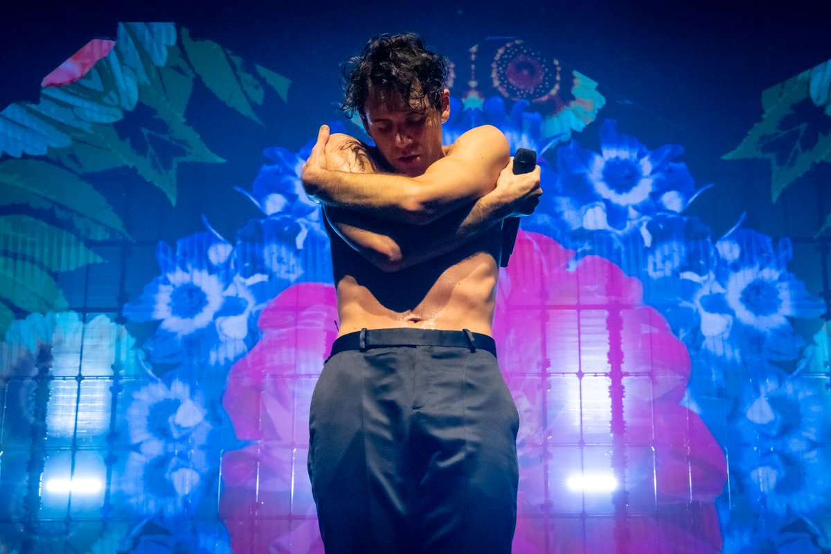 UPDATED !
#YoMika 
Photos yomika.com/photos/ via <a href="/mikasounds/">MIKA</a>
#ApocalypseCalypsoTour #MikaTour2024
In #clermontferrand &amp; #bordeaux 
📷by francesco prandoni
<a href="/fprandoni/">francesco prandoni</a>