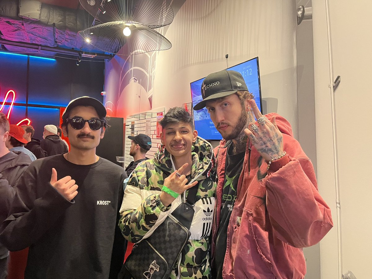 Gm gm

Had a fire time kicking it with the boys <a href="/frankdegods/">Frank</a> &amp; <a href="/Banks/">Banks</a> 🫡