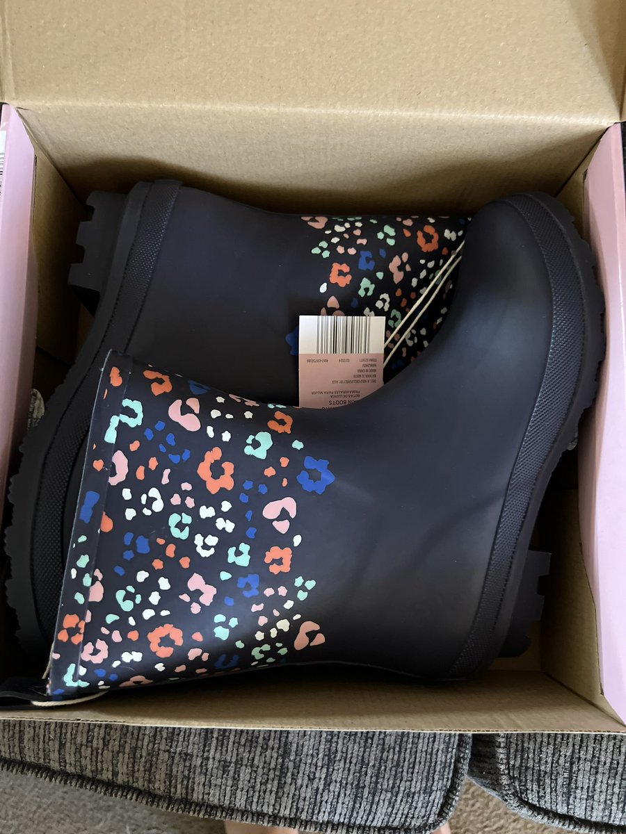 chelseaworld1's tweet image. Deal Alert! Found these super cute short rain boots at Aldi for $12 😱 so ready for the Spring rain and mud now 👍☔️⛈️ #dealalert #bargainshopper #michiganspring