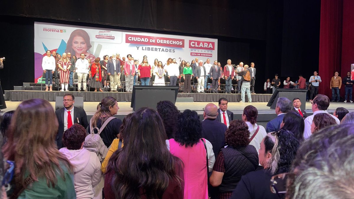 A_QuinteroMX's tweet photo. Acompañé a mi querida  @ClaraBrugadaM a la presentación del proyecto de gobierno para la #CDMX 2024-2030 por una ciudad de #derechos y #libertades. Somos parte del proyecto de la #CDMX cuyo corazón late a la izquierda, que hemos luchado por la transformación.
 ¡Arriba los 🫶🏻! https://t.co/PsWN1x26Ee