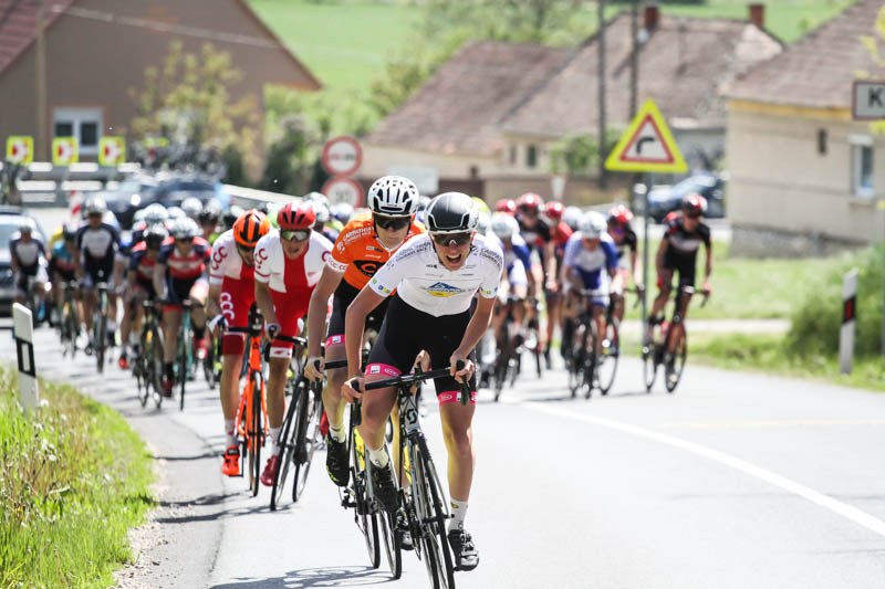 18th Strade Bianche
Szutrowe piekło albo toskańskie szaleństwo, to ulubiony wyścig kolarskiej wiosny, który dla wielu jest niemal szóstym monumentem. Jeszcze nie, a może jeszcze długo nie, ale naszych kurierów również tam śledzimy. I to z dużą satysfakcją.
carpathianrace.eu/18th-strade-bi…