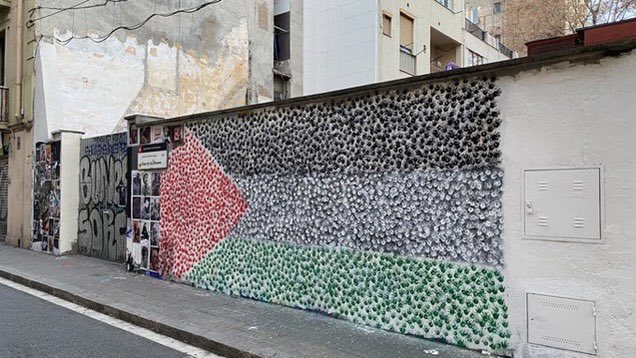 rrooooaaa_'s tweet photo. las kikistas haciendo un grafiti sobre un mural de apoyo a Palestina en Barcelona😭😭😭 me va a dar una embolia de la risa https://t.co/er00qLbOpO