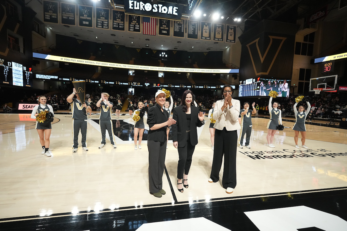 Today we had the opportunity to recognize @TheErinCalipari, Director of VCAR a Discovery Vanderbilt Center, as the Featured Faculty Member of the @VandyWBB game, alongside @VandyAD.