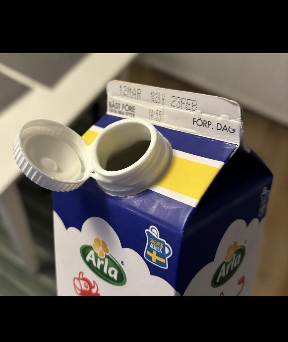lararstudentens's tweet photo. Många har klagat på Arla och krymflationen på Bregottet de senaste dagarna…

MEEEN jag vill se protester på gatan för att KORKJÄVELN inte går att ta bort längre!!!!

Förstör ju hela morgonen!!!! 🙂 https://t.co/VFYXB9FiqW
