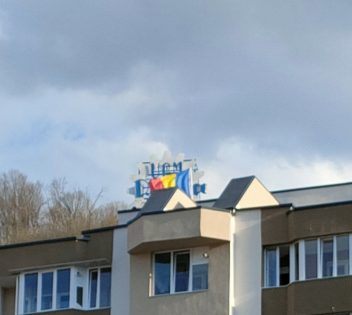 Cât timp va flutura tricolorul, vom ști că suntem România.

Bine, acum au făcut și locatarii un gest după ce primăria le-a izolat fațada, pentru că Centru.