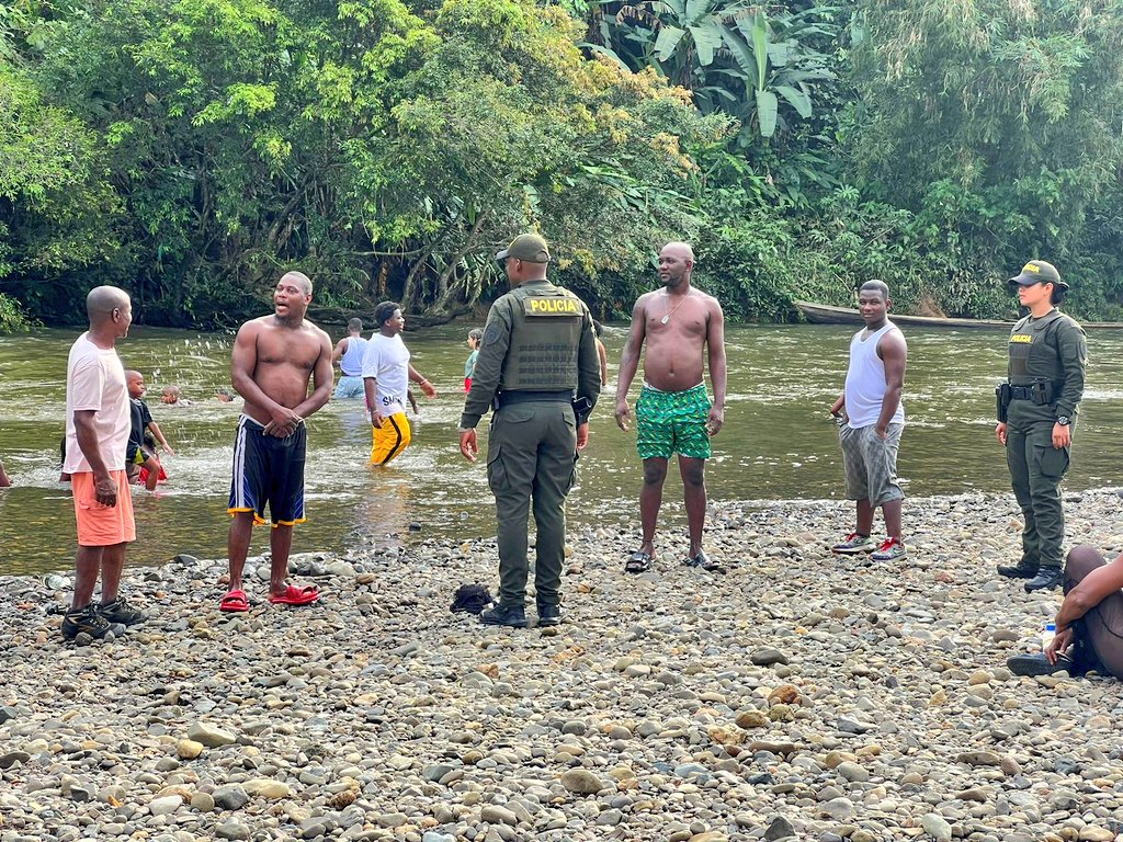 👮‍♂️ Disfruta del paraíso con tranquilidad: Nuestro equipo policial en el balneario #Tutunendo está comprometido en garantizar la seguridad a turistas y locales. ¡Tu bienestar es nuestra prioridad! 🌊🌴  #TurismoResponsable #SeguridadEnElTerritorio