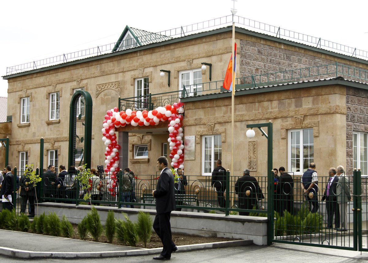 Good news thread 🧵

In 2009, I visited this dilapidated music school in the Armenian earthquake zone with my friend Ara.

We decided to knock it down and build a brand new school.

These before and after photos show the newly built school that we opened in 2013.

An update 👇