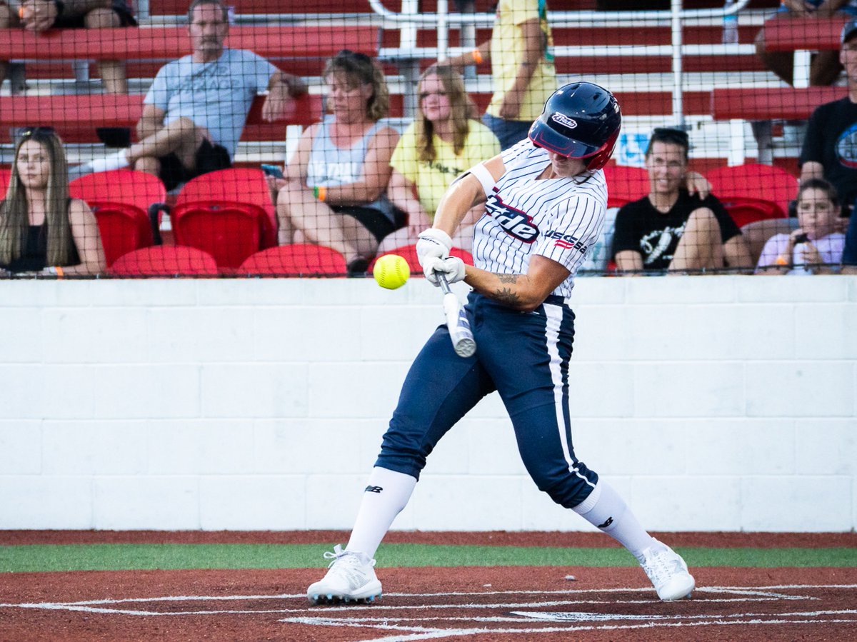 A little bit of softball for your Sunday 😍✨