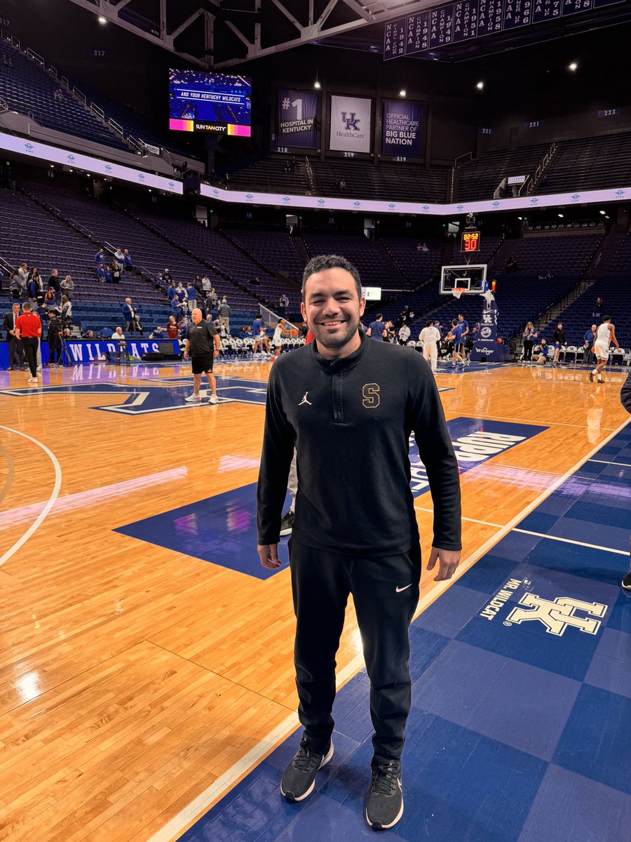 The hospitality @KentuckyMBB shows is elite @UKCoachCalipari @chuckmartinuk @CoachOantigua @bruflint14 Coach Coleman, Coach Welch, @tulis3 @Kevinbutty11 Thanks for opening the doors Amazing spending time w/ @LABCBasketball Familia @chuckmartinuk @CoachOantigua 2 of THE BEST!