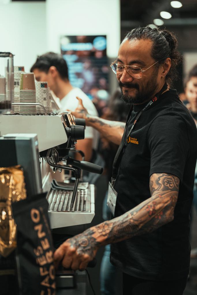 topbarista360's tweet photo. Todavía seguimos con resaca emocional por todo lo vivido en el CoffeeFest 🤯

Queremos agradecer a tod@s l@s que pasaron por nuestro stand y toda la acogida que hemos tenido. Lo hemos pasado en grande junto a La escuela de baristas, Cafes Moreno, Amilka Lee y Maria Moreta🤭 https://t.co/09lp67vOUh
