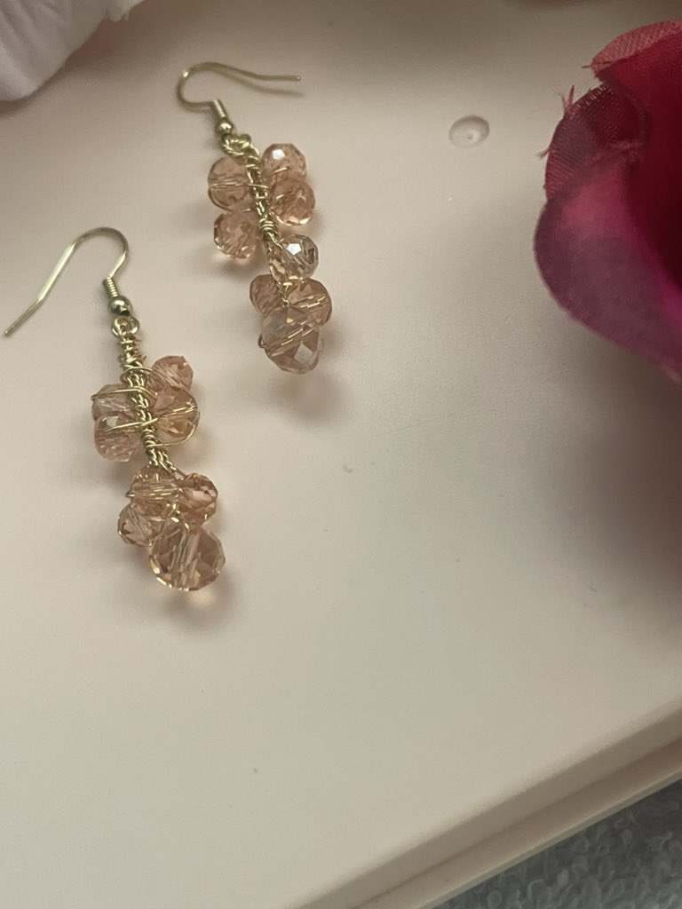 These champagne earrings are sparkly in nature & beautiful in color 😍

etsy.com/listing/168942…

#sparklingcrystals #beadedearrings #champagnecolor #DangleEarrings #wireearrings #goldfilled @XFashion @FashionWeek