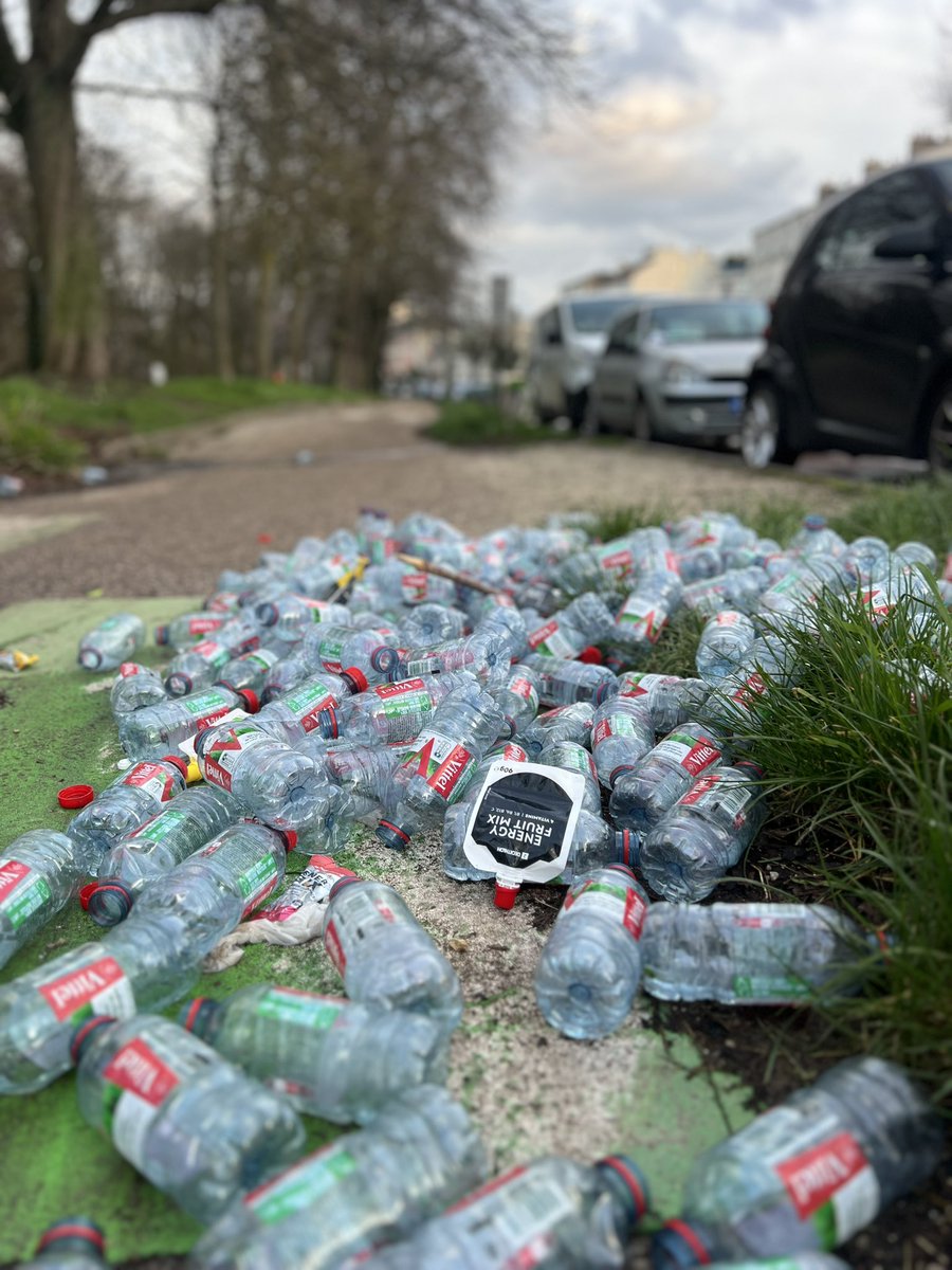 JulesVagner's tweet photo. Et un peu plus de pollution plastique après le #SemiParis ! Ici des photos à 18h au niveau du lac Daumesnil et ce n’est pas le seul endroit. Les événements zéro plastique c’est pour quand ? https://t.co/yMlLevU9Ie