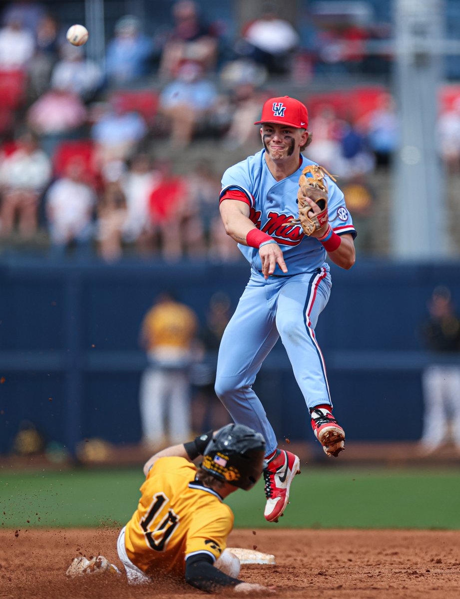 OleMissBSB's tweet photo. Must be the shoes

⬆️ @Luke_Hill22 https://t.co/7bE4CAPmyj