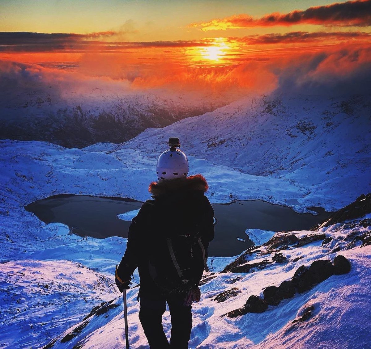 After a long old winter… I’m more than ready to welcome in the warmer weather. Here’s a painting of an epic snowy sunrise I was lucky to witness heading up Crib Goch. ————————————————— #Eryri #yrwyddfa #Welshart #Cribgoch #Cymru #Wales