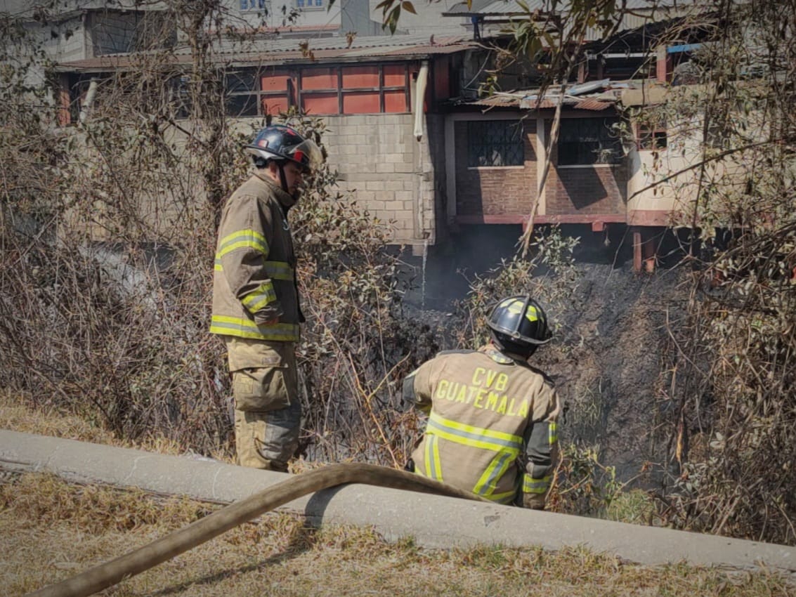 SIGUEN LAS LABORES | Este es el panorama en el sector conocido como Las Tenerías, zona 8 de Xela, donde Bomberos Voluntarios, con ayuda de vecinos, combaten un incendio en un barranco, el cual amenazaba con extenderse a viviendas aledañas.
📲📷La Voz de Xela / Leonel Rodas