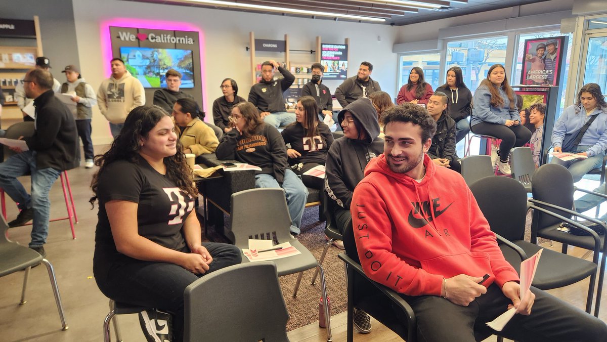 Dfelix01Dina's tweet photo. T1 Bay Southwest District are present in role playing and practicing on speaking to the benefits. Southwest is on fire, and customers are the priority! @Randy_E_Tam @InMeeksOpinion @jorge_alvarez33 @MichaelThinger @jamie_woodruff9 https://t.co/amYqnf3SzE