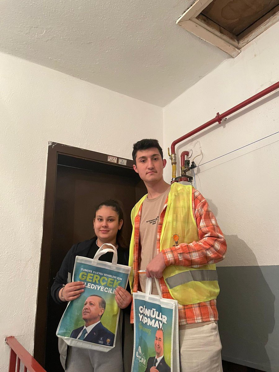 ethemkarahan03's tweet photo. 📍Kocatepe Mahallesi’ndeyiz.

Çat kapı mahalle taramalarımızla ilk defa oy kullanacak genç kardeşlerimizi ziyaret ediyoruz.

Belediye Başkan Adayımız Hüseyin Ceylan Uluçay’ın projelerini anlatıyor, hediyelerimizi teslim ediyoruz.🎁 https://t.co/xQ2q2cWu4V