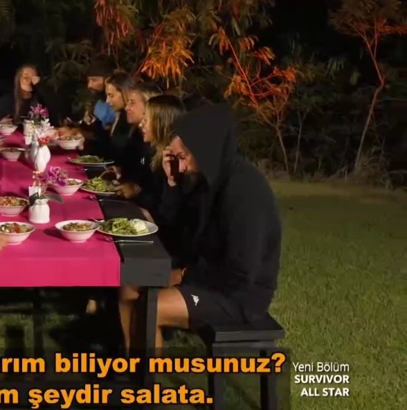 oyunda oynamayıp ödül masasına yüzsüzce oturunca yemeğin boğazdan geçemeyişi:)
#Survivor2024AllStar #Hakan