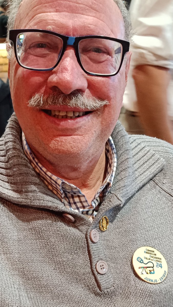 Radio Club Escudería Villa de Llanes celebra con éxito su encuentro anual de radioaficionados.
Se aprovechó la ocasión para entregar el pin de oro por 50 años en URE a  Juan José Llamazares Martínez EA1BXP, quien recibió el pin de manos de Rubén Sierra Criado EB1DM.