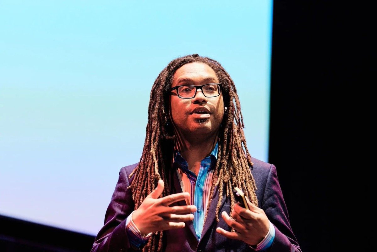 dresscodeshirts's tweet image. This is @dansodergren, he's regularly on TV, radio and frequently presenting at conferences. He often wears our shirts. What we wear affects how you present – how you physically ‘show up’, your whole demeanour and of course your speech.

#PublicSpeaking #Shirts #DressCodeShirts