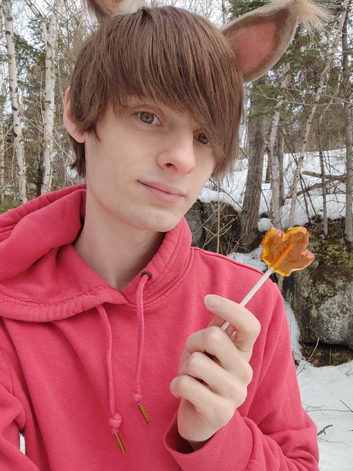 Happy maple season everyone :3 🍁🇨🇦 https://t.co/nsfU2Fb0qX