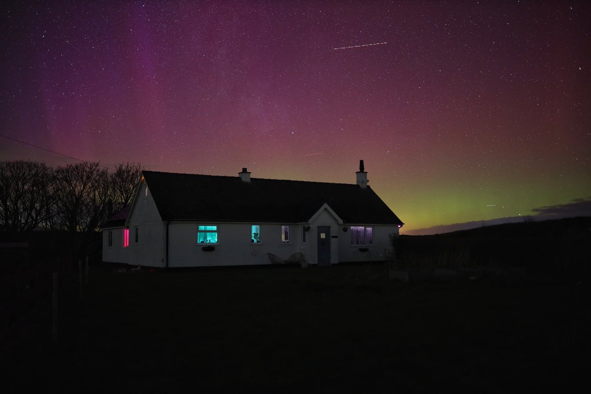 Aurora over #isleofanglesey #ynysmon 🏴󠁧󠁢󠁷󠁬󠁳󠁿 

#aurora #northernlights #Weather #Space #SpaceWeather #ASTRO