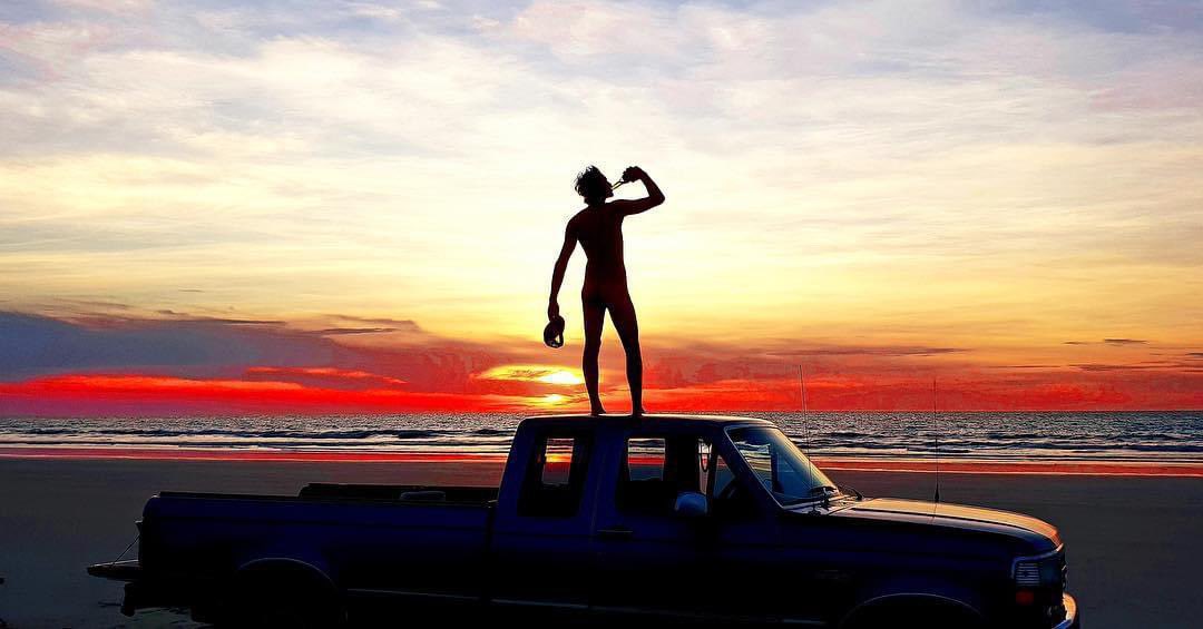 If you are in a beautiful place where you can enjoy a sunrise or sunset, then you are living like a lord 🤘🏼
Broome, Western Australia 🇦🇺

#thenakedfarmer or personal message us for your chance to feature! 🌾🐮🍻