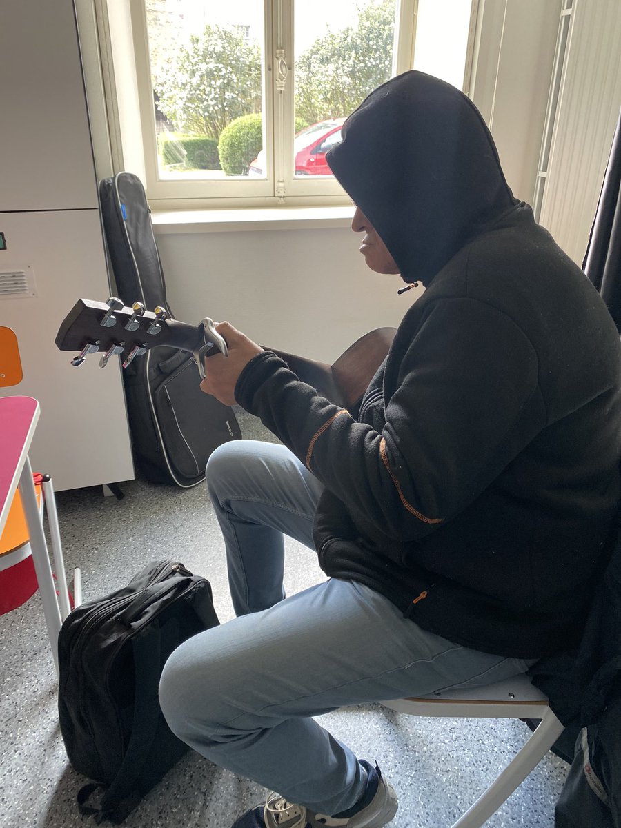 ✅ « Les rires éclatent mieux quand la nourriture est bonne « proverbe irlandais 
A la bagagerie en cuisine, ce midi #partage c’est 
Ahmed qui préparent un tajine d’agneau ,Fabien qui préparent le dessert ss les sons de guitare de François 
Home sweat home 🙏🏽 
#bagagerie #rennes