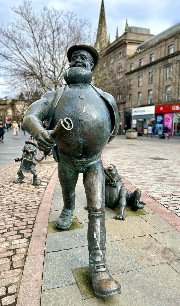 #desperateDan and #Minnietheminx in Dundee yesterday 

#thebeano #StreetArt @ThePhotoHour