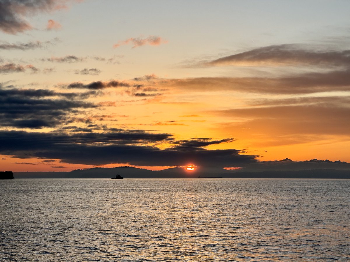 Let your colors shine on #SundaySunsets! Sharing a beauty from last week in #Seattle - where the sun sometimes comes out of hiding :-) Share your #Sunrise & #Sunset memories! Tag @sl2016_sl @FitLifeTravel @leisurelambie @LiveaMemory & Guest Host @SeasonedTrav